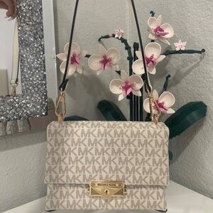 Michael kors purse 👛 🎀